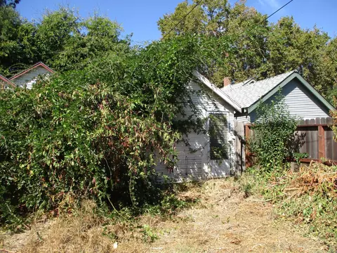 Exterior - 724 S School St, Lodi, CA 95240 photo 6 of 9