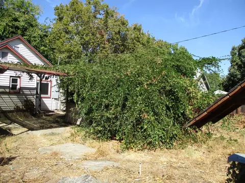 Exterior - 724 S School St, Lodi, CA 95240 photo 4 of 9