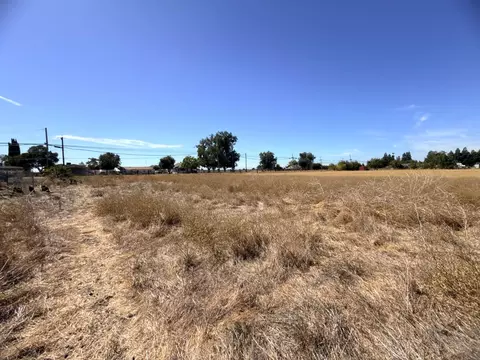 Exterior - 11663 E Copperopolis Rd, Stockton, CA 95215 photo 4 of 16