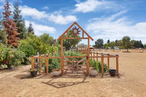 Exterior - 13514 John Rocha Cir, Galt, CA 95632 photo 13 of 17