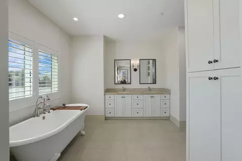Bath - 13514 John Rocha Cir, Galt, CA 95632 photo 5 of 6