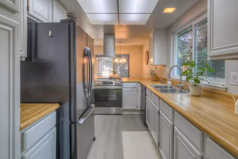 Kitchen - 8225 Foxfire Dr, Orangevale, CA 95662 photo 2 of 6