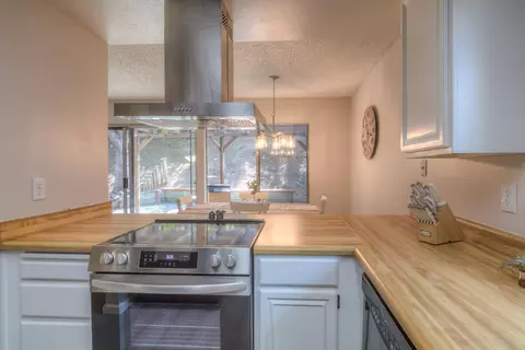 Kitchen - 8225 Foxfire Dr, Orangevale, CA 95662 photo 4 of 6