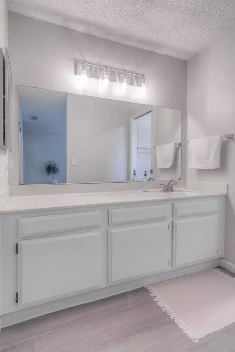 Bath - 8225 Foxfire Dr, Orangevale, CA 95662 photo 2 of 4