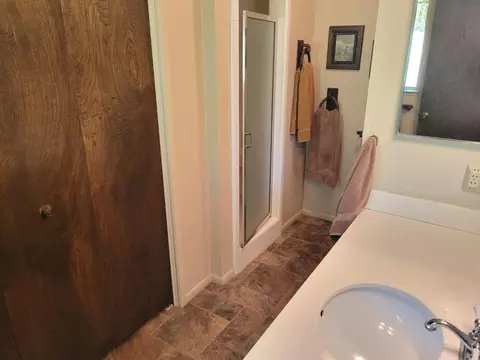 Bath - 24471 Avenue 19, Madera, CA 93638 photo 4 of 5