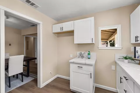 Entry Way - 405 W 22nd St, Tracy, CA 95376 photo 3 of 4