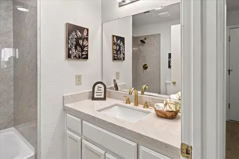 Bath - 2253 Concord Dr, Merced, CA 95341 photo 3 of 4