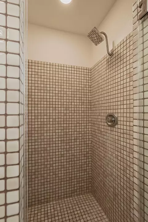 Bath - 4692 E Hogan Ln, Lodi, CA 95240 photo 4 of 4