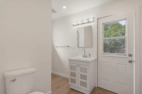 Bath - 4692 E Hogan Ln, Lodi, CA 95240 photo 3 of 4
