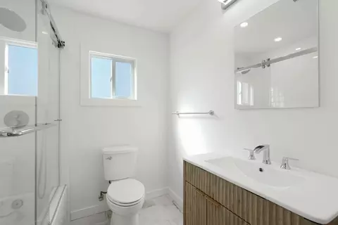 Bath - 4692 E Hogan Ln, Lodi, CA 95240 photo 1 of 4
