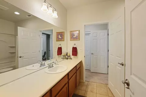Bath - 1391 Mill Run Ct, Manteca, CA 95336 photo 4 of 6