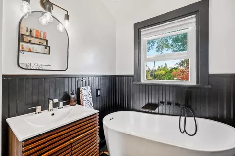 Bath - 616 Myrtle Ave, Placerville, CA 95667 photo 3 of 4