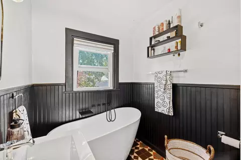 Bath - 616 Myrtle Ave, Placerville, CA 95667 photo 2 of 4