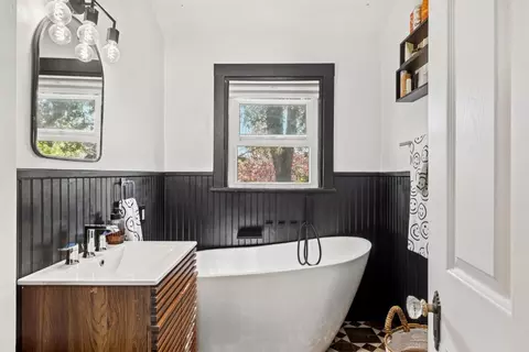 Bath - 616 Myrtle Ave, Placerville, CA 95667 photo 1 of 4