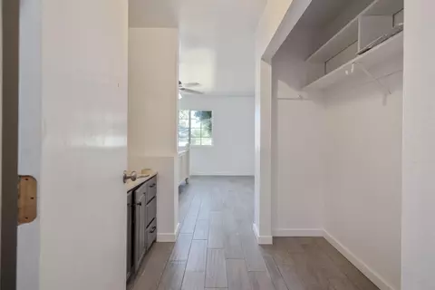 Entry Way - 916 Elm St, Hanford, CA 93230 photo 4 of 6
