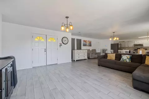 Entry Way - 916 Elm St, Hanford, CA 93230 photo 2 of 6