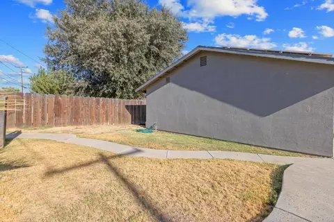 Exterior - 916 Elm St, Hanford, CA 93230 photo 10 of 11