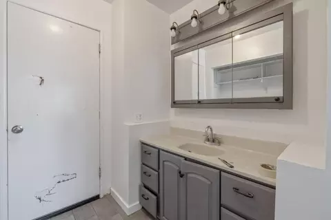 Bath - 916 Elm St, Hanford, CA 93230 photo 2 of 4