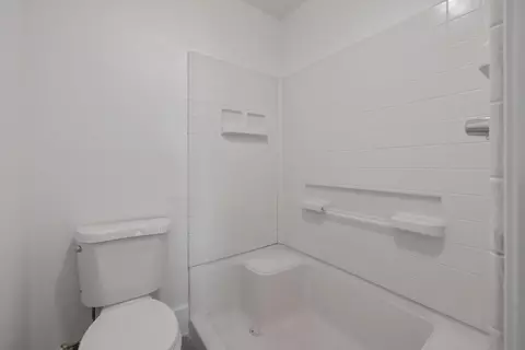 Bath - 916 Elm St, Hanford, CA 93230 photo 3 of 4