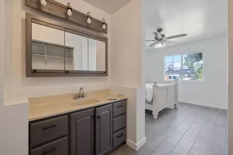 Bath - 916 Elm St, Hanford, CA 93230 photo 1 of 4
