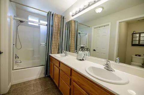 Bath - 2365 Triumph Ct, Turlock, CA 95380 photo 2 of 5