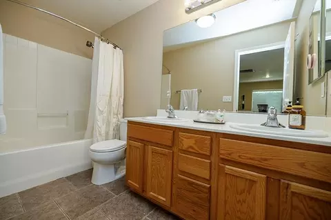 Bath - 2365 Triumph Ct, Turlock, CA 95380 photo 4 of 5