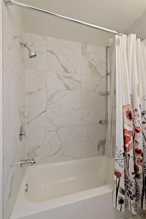 Bath - 932 Sylvia Dr, Lodi, CA 95240 photo 2 of 4