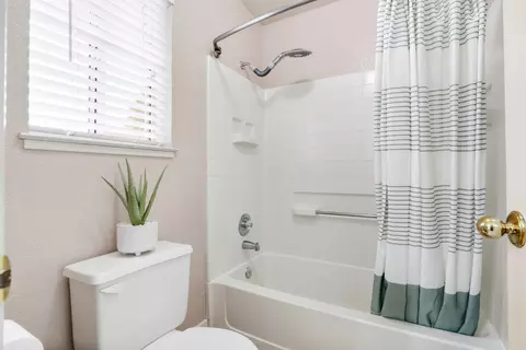 Bath - 1164 Hidden Mdw, Manteca, CA 95337 photo 5 of 5