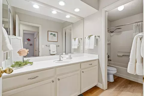 Bath - 1164 Hidden Mdw, Manteca, CA 95337 photo 4 of 5