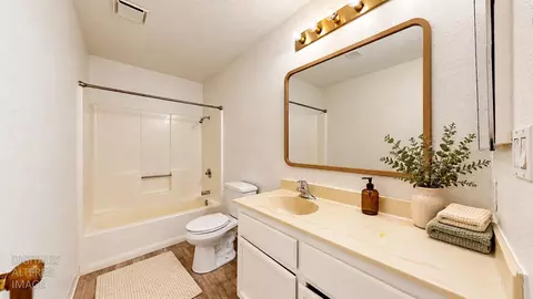 Bath - 184 E Grantline Rd #184, Tracy, CA 95376 photo 2 of 6
