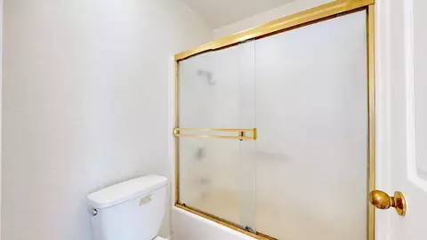 Bath - 184 E Grantline Rd #184, Tracy, CA 95376 photo 5 of 6