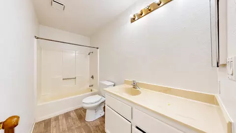 Bath - 184 E Grantline Rd #184, Tracy, CA 95376 photo 1 of 6