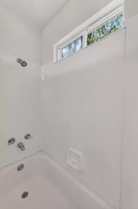 Bath - 801 N Campus Way, Davis, CA 95616 photo 6 of 7