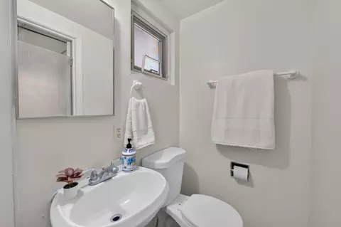 Bath - 801 N Campus Way, Davis, CA 95616 photo 3 of 7