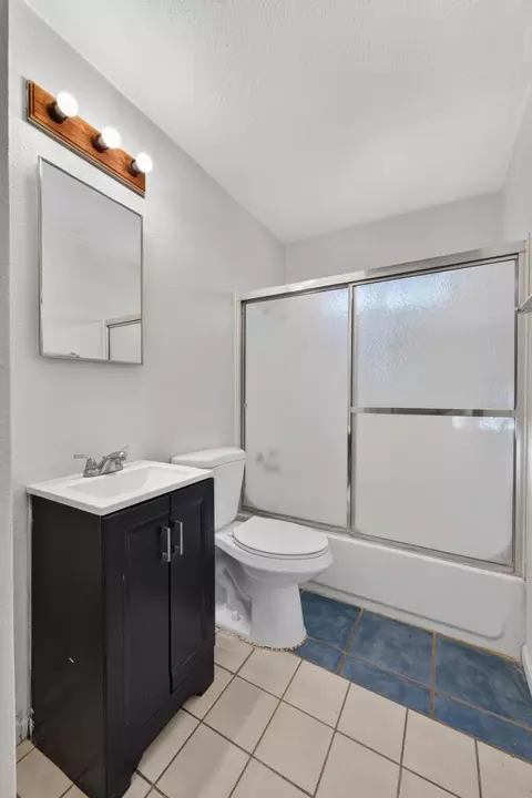 Bath - 801 N Campus Way, Davis, CA 95616 photo 4 of 7