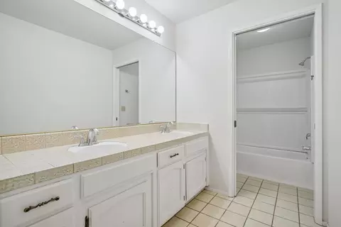 Bath - 2100 Sandpoint Dr, Modesto, CA 95358 photo 2 of 4