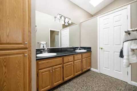 Bath - 1144 Copper Lantern Ct, Modesto, CA 95355 photo 2 of 3