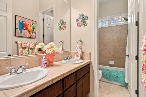 Bath - 2209 Starflower Dr, Tracy, CA 95376 photo 2 of 5