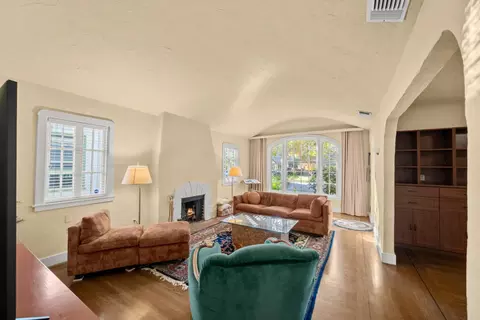 2627 Land Park Dr, Sacramento, CA 95818