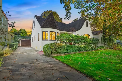 2627 Land Park Dr, Sacramento, CA 95818