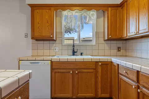 Kitchen - 913 Sylvia St, Gustine, CA 95322 photo 2 of 4