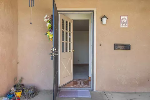 Entry Way - 913 Sylvia St, Gustine, CA 95322 photo 1 of 6