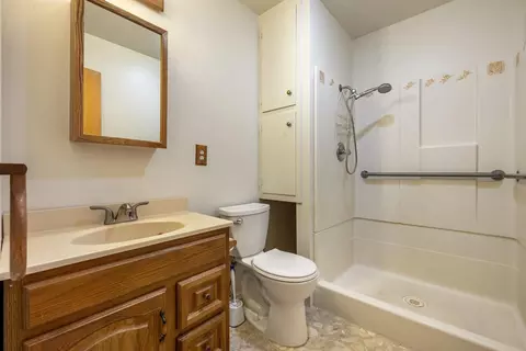 Bath - 913 Sylvia St, Gustine, CA 95322 photo 2 of 2