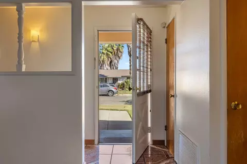 Entry Way - 913 Sylvia St, Gustine, CA 95322 photo 2 of 6
