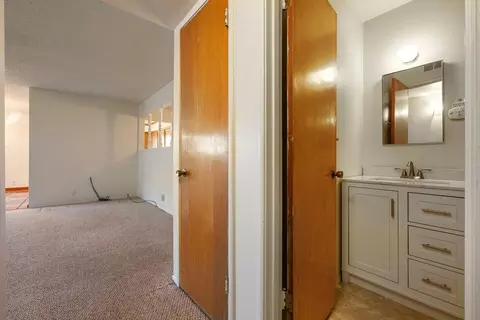 Entry Way - 913 Sylvia St, Gustine, CA 95322 photo 3 of 6