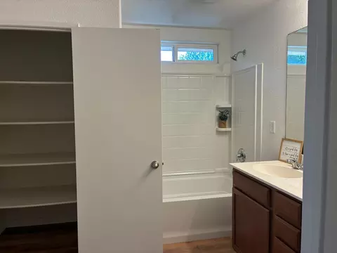 Bath - 16691 Colonial Trl, Lathrop, CA 95330 photo 2 of 5