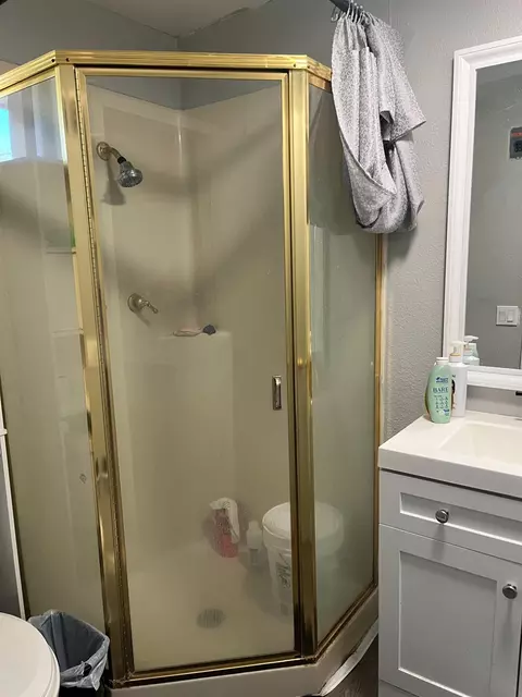 Bath - 801 Jackson St, Winters, CA 95694 photo 3 of 3
