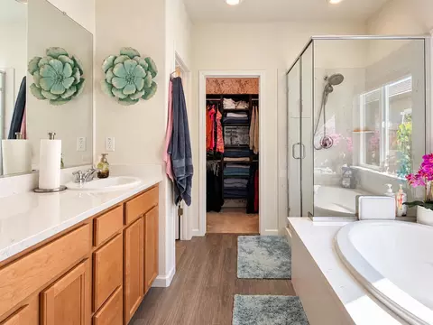 Bath - 1669 Oleander Ave, Manteca, CA 95337 photo 2 of 2