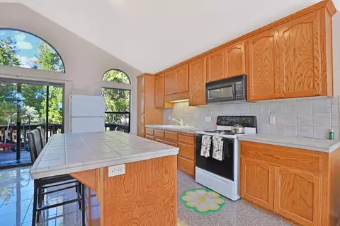 Kitchen - 5486 Manx Rd, Pollock Pines, CA 95726 photo 3 of 4