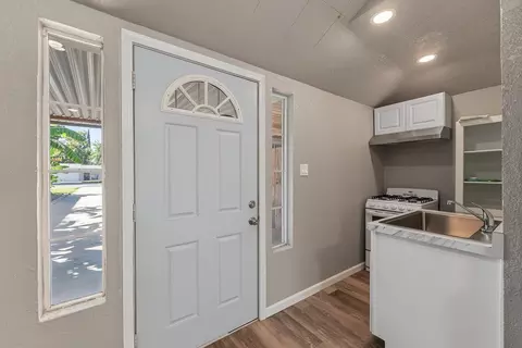 Entry Way - 324 Wilson Ave, Modesto, CA 95354 photo 2 of 3